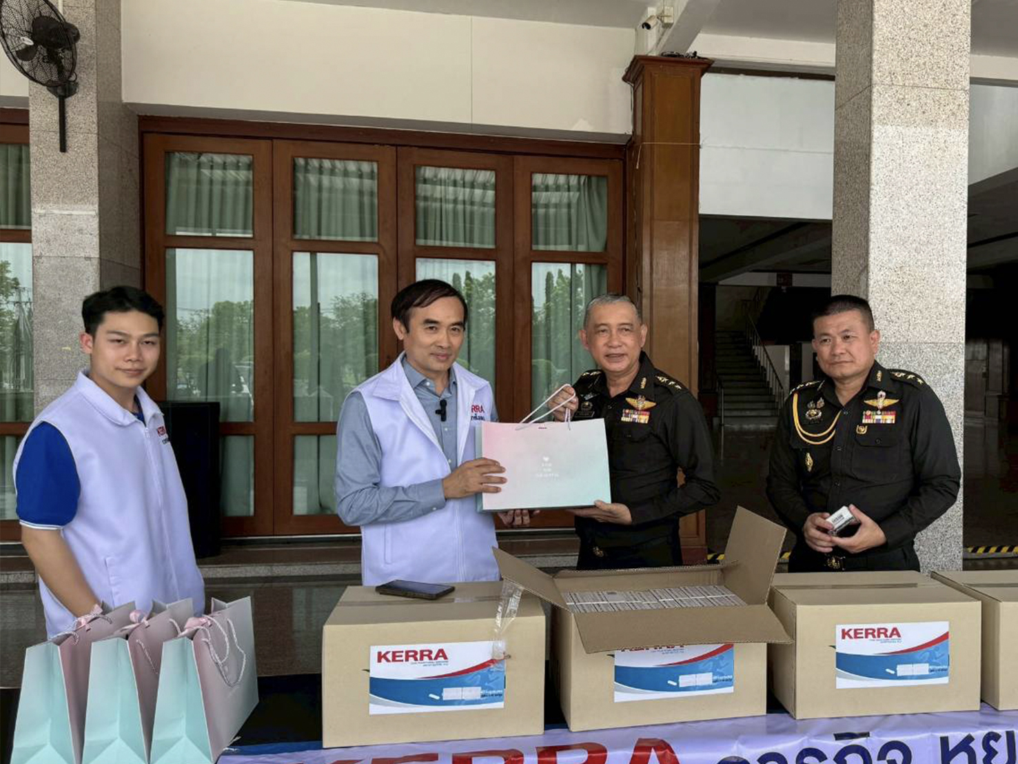ดร.ภัทร์ หนังสือ มอบยาเคอร่า 500 กล่อง สนับสนุนกองทัพภาคที่ 2 ดูแลกำลังพลชายแดนไทย-กัมพูชา